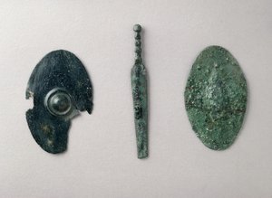 Modelli in miniatura di armi: da sinistra a destra: scudo, da Leafield, Oxon; spada e scudo da un santuario dell